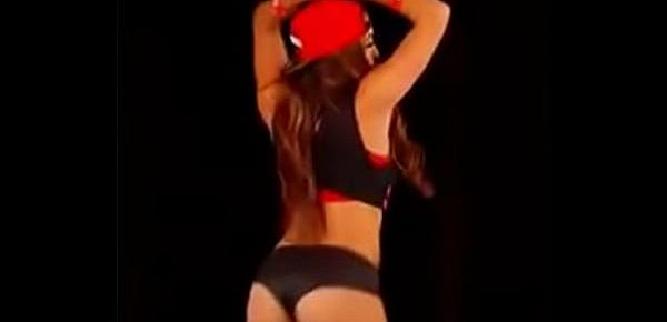  Nikki Bella booty shake.